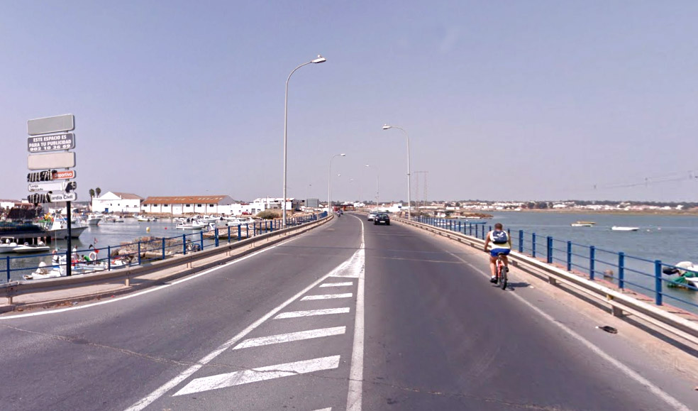 Puente de acceso a la localidad onubense Isla Cristina sobre el río Carreras. (Foto: Google Street View)