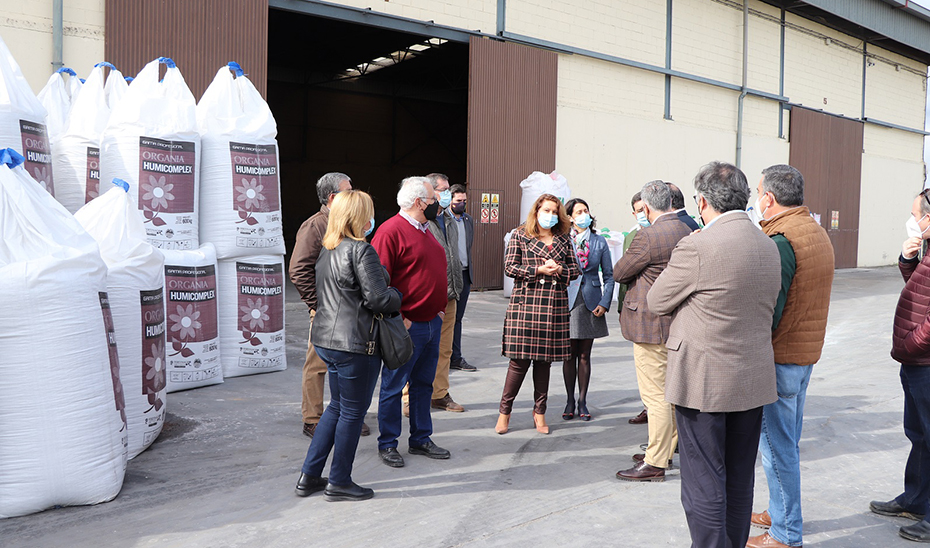 La consejera de Agricultura, Carmen Crespo, conociendo las instalaciones de la Cooperativa Agrícola Carmonense. 