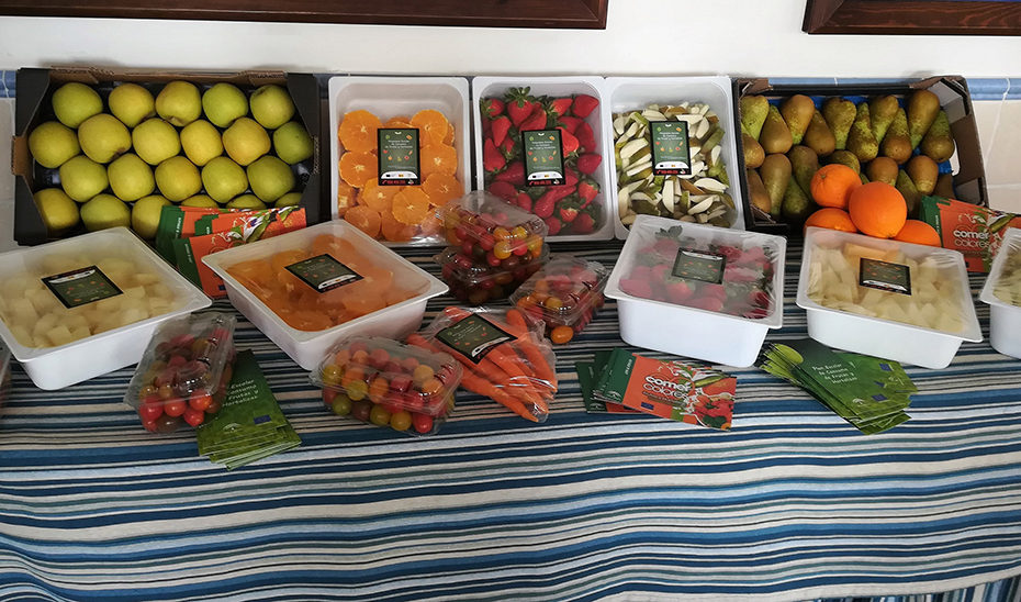 Expositor con una variedad de piezas de frutas del programa escolar.