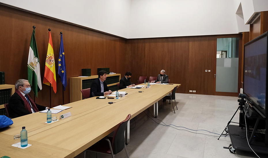 El vicepresidente, Juan Marín, presidiendo junto al consejero Rogelio Velasco la reunión de la Comisión de Planificación de la ITI de Cádiz.