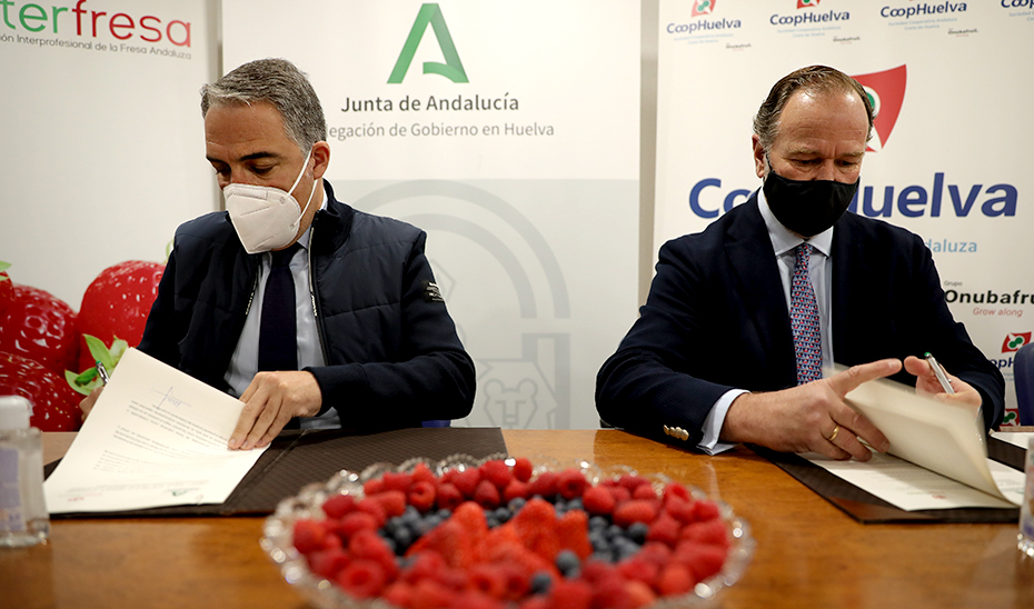 El consejero Elías Bendodo y el presidente de Interfresa, José Luis García-Palacios, durante la firma del convenio.