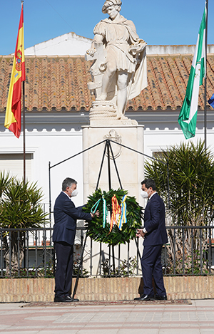 Ofrenda floral del presidente y el alcalde ante el monumento a Martín Alonso Pinzón.