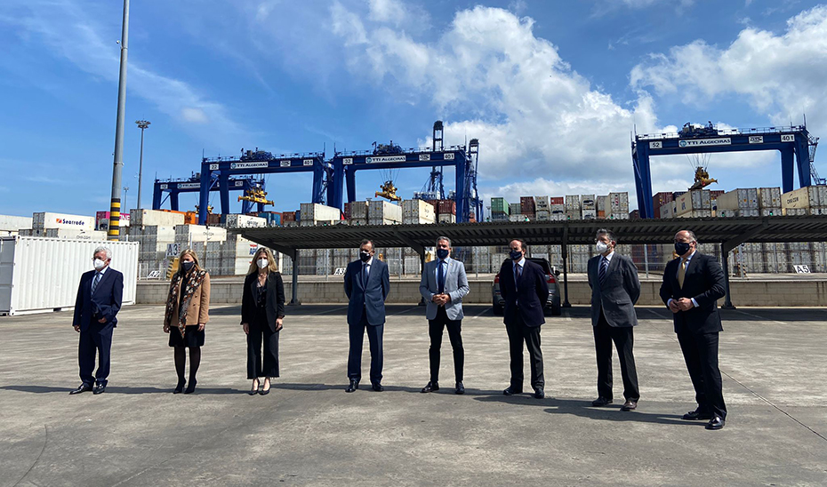 El consejero de la Presidencia, Elías Bendodo, con el resto de autoridades durante su visita al Puerto de Algeciras.