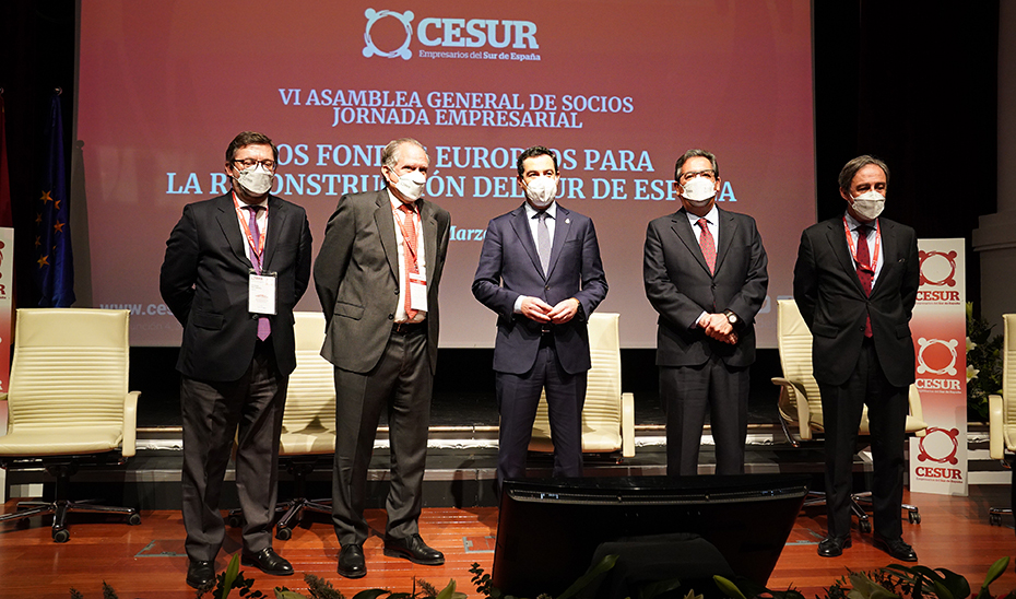 Juanma Moreno, junto con el resto de personalidades, presidió en Sevilla los encuentros de Cesur.