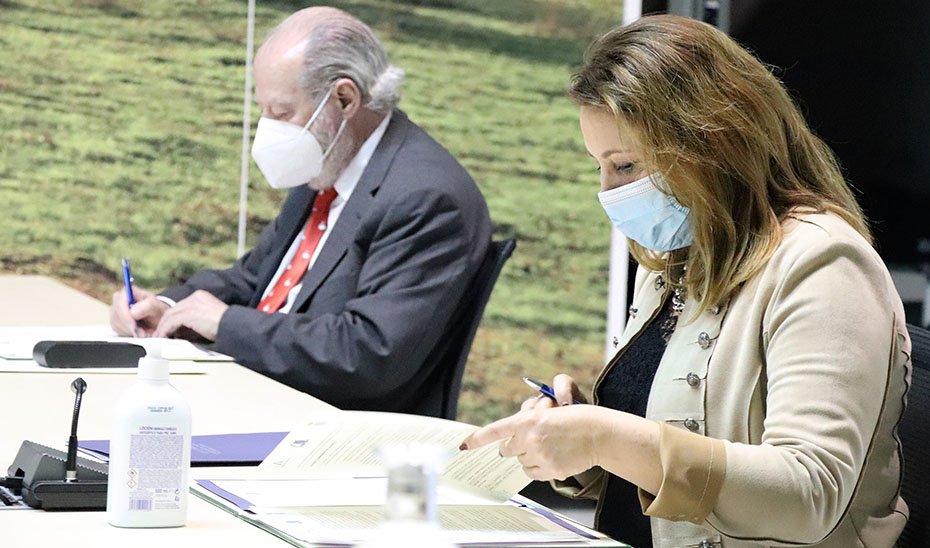 Carmen Crespo y Fernando Rodríguez Villalobos, durante la firma del convenio.