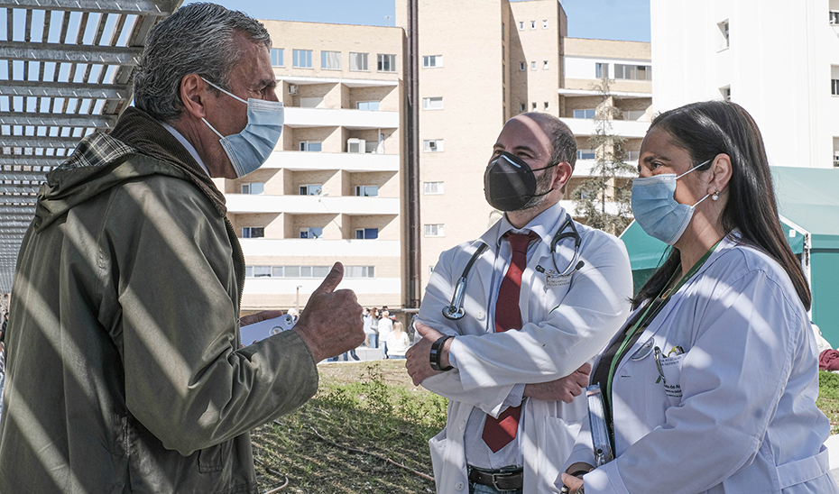 Antonio conversa con los doctores Garrido Jiménez y García Rescalvo en la explanada del Hospital Virgen de las Nieves.