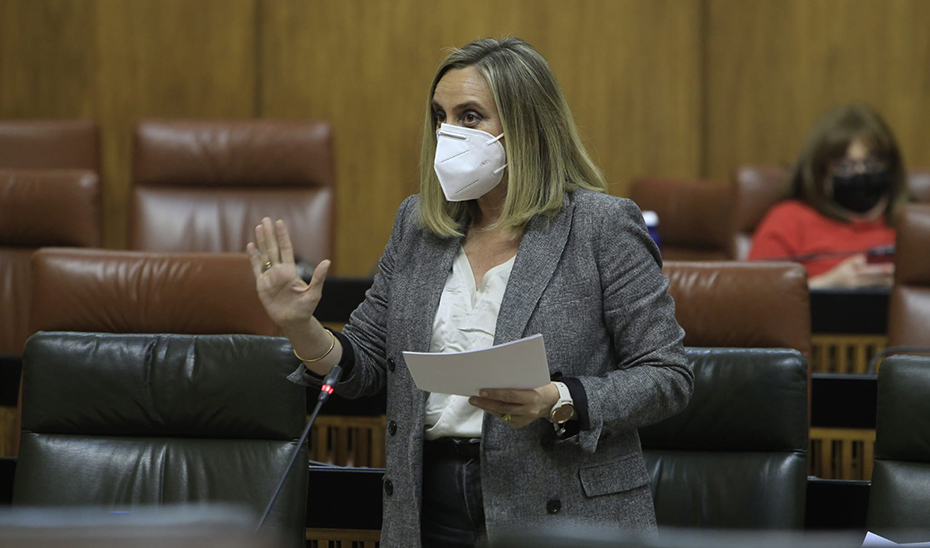 La consejera Marifrán Carazo interviene en la sesión de control al Gobierno durante el Pleno.