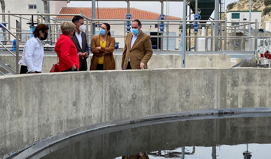 Carmen Crespo, durante su recorrido por las nuevas instalaciones de la EDAR de Antas.