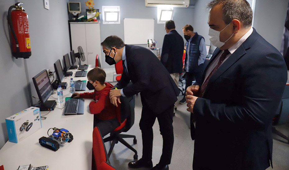 El consejero Elías Bendodo, durante su visita al centro Guadalinfo de Pizarra (Málaga).