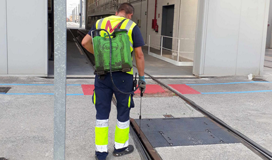 Un operario desinfecta las instalaciones del metro granadino antes de la llegada de pasajeros.