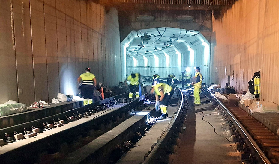 Técnicos de Metro de Sevilla trabajan contrarreloj para que las vías estén operativas para el primer tren.