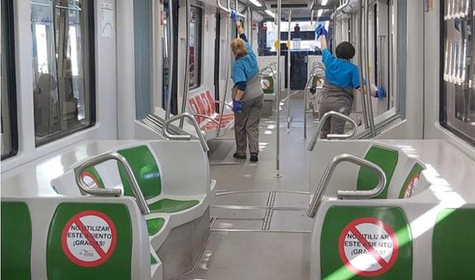Dos mujeres limpian el interior de los vagones del metro de Sevilla.