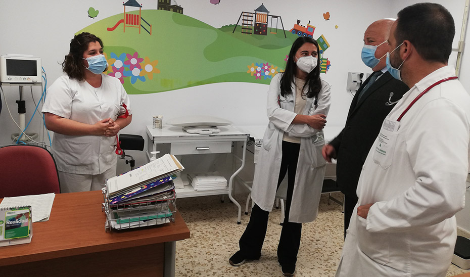 El consejero Jesús Aguirre, durante su visita al hospital de Riotinto (Huelva).