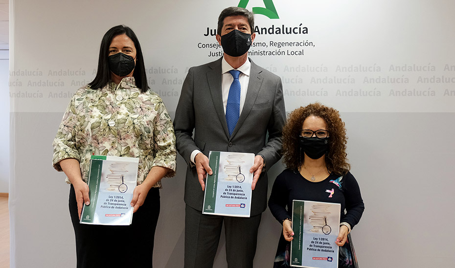 Juan Marín, junto a la presidenta regional del CERMI, Marta Castillo, y la secretaria de Regeneración, Racionalización y Transparencia, Nuria Gómez.