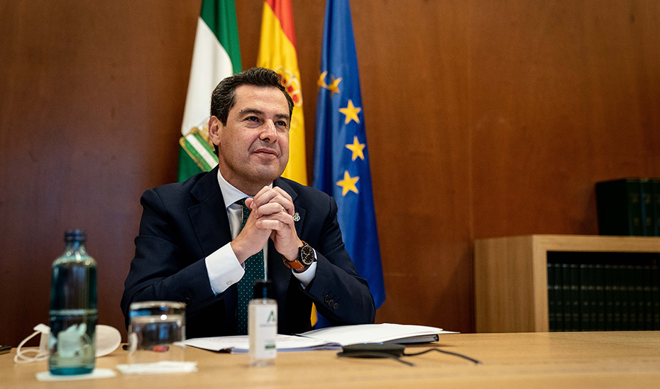 El presidente de la Junta, durante la reunión telemática que ha mantenido con el alcalde de Cádiz.
