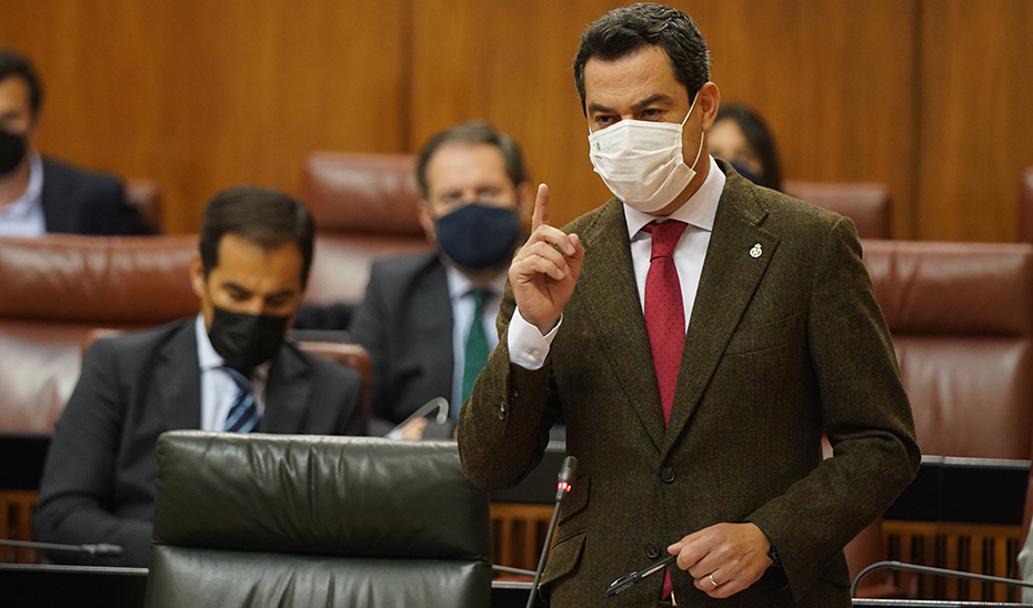 Moreno respondió a las preguntas de los grupos parlamentarios en el Pleno de la Cámara andaluza.