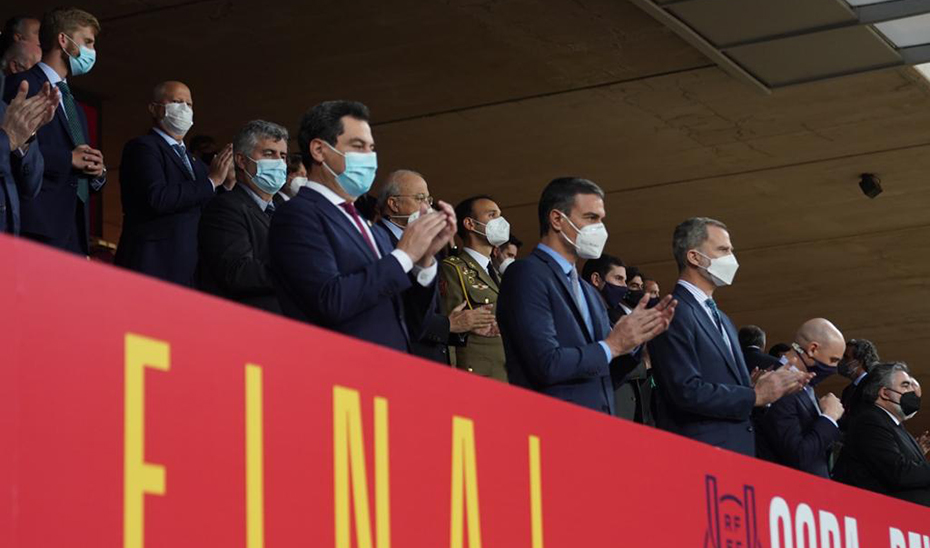 Moreno, junto a Sánchez y Don Felipe, en el comienzo de la Final de la Copa del Rey, que se ha celebrado en el Estadio de la Cartuja de Sevilla.