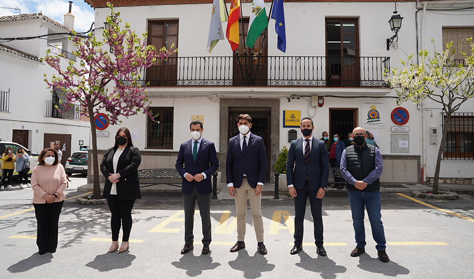 Juanma Moreno, con las autoridades de Huétor Santillán, en su visita a la localidad granadina.