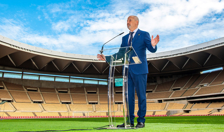 El consejero de Educación y Deporte, Javier Imbroda, sobre el césped del estadio de la Cartuja.