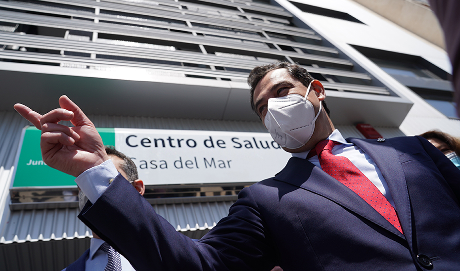 Moreno, en la fachada del nuevo centro de salud Casa del Mar de Almería.