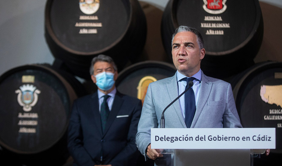 El consejero Elías Bendodo, durante su visita al Consejo Regulador de la Denominación de Origen Jerez-Xérès-Sherry y Manzanilla–Sanlúcar de Barrameda.