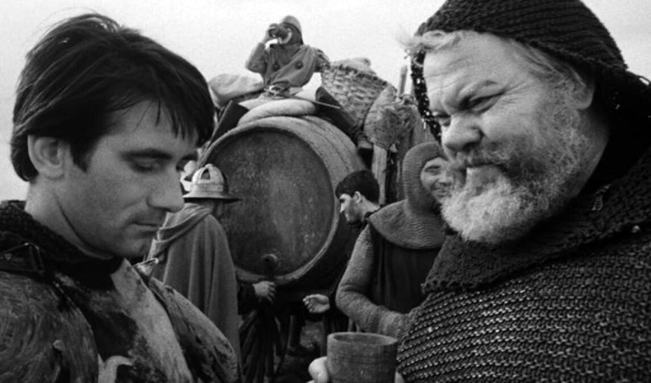 Orson Welles como Fasltaff, en la película Campanadas a medianoche, ante una bota de vino.