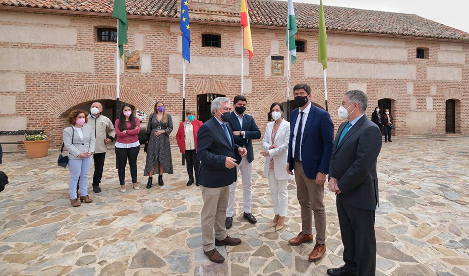 El vicepresidente y consejero de Turismo, Juan Marín, durante una visita a la localidad jiennense de Aldeaquemada.