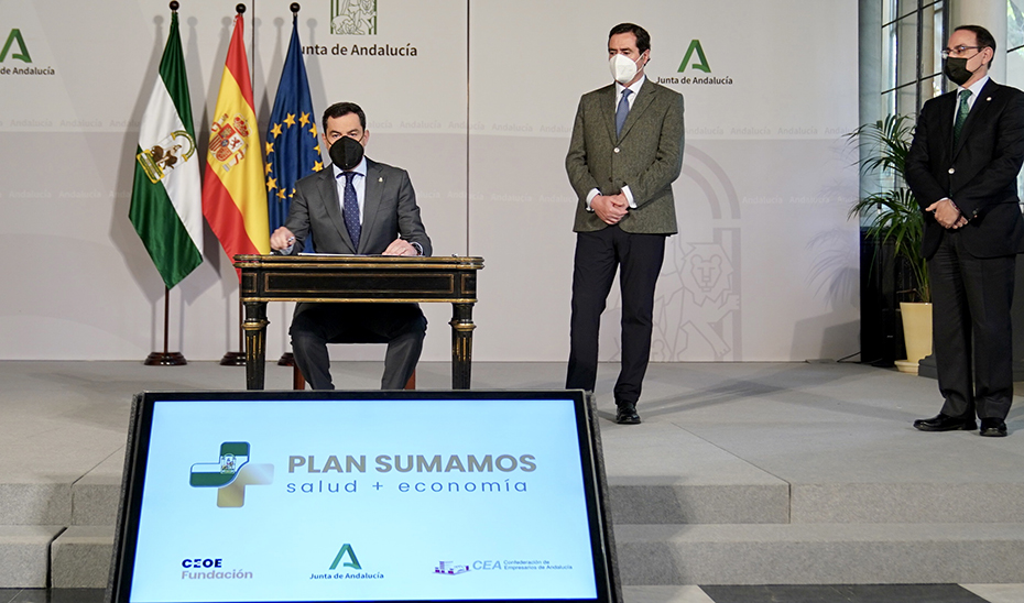 El presidente de la Junta suscribe el acuerdo durante el acto, celebrado en San Telmo.