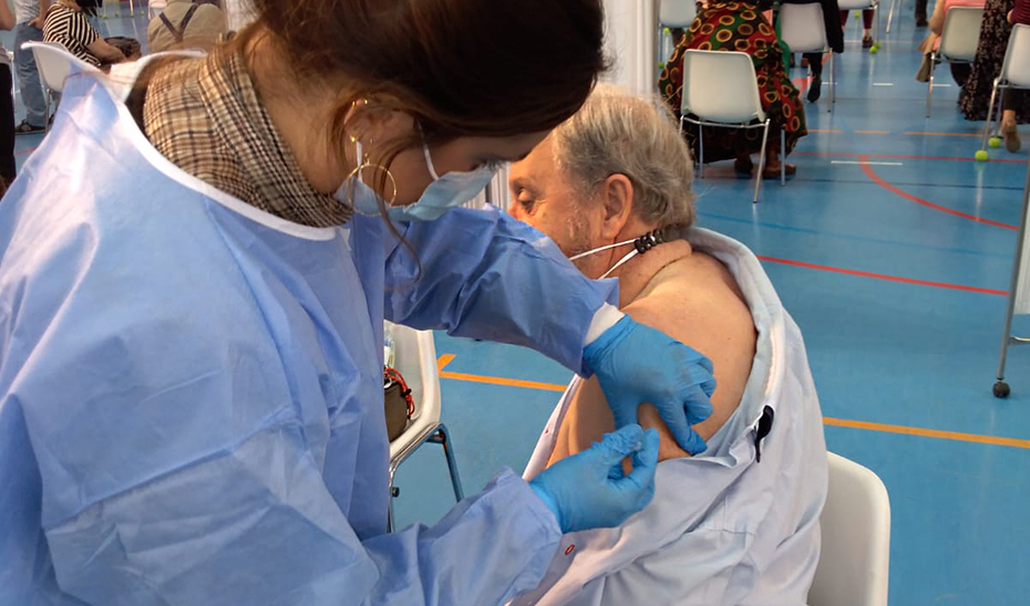 Manolo, de 77 años, recibe la primera dosis de la vacuna en Sevilla.