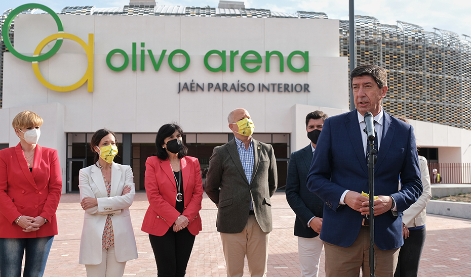 El vicepresidente, Juan Marín, interviniendo ante el consejero de Educación y Deporte, Javier Imbroda, frente al Olivo Arena de Jaén.
