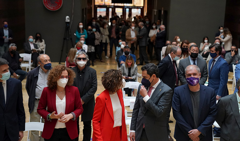 Juanma Moreno, durante su visita a la sede de CCOO.