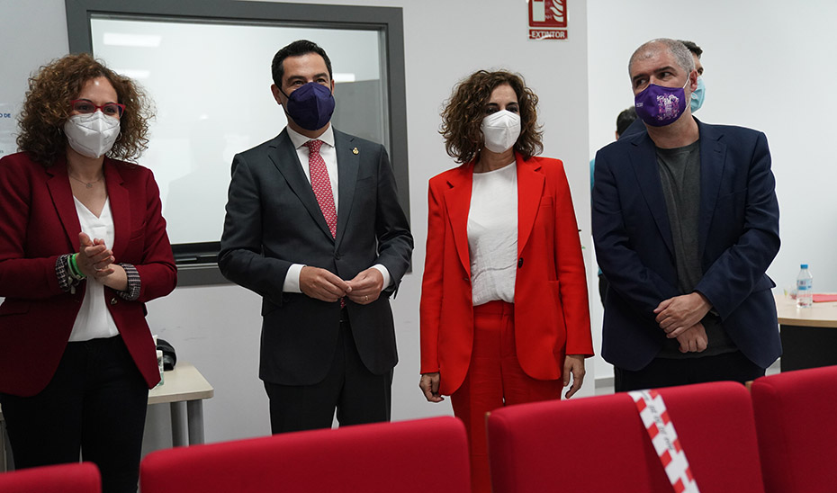 Juanma Moreno con los responsables del sindicato, durante su visita a la sede de CCOO.