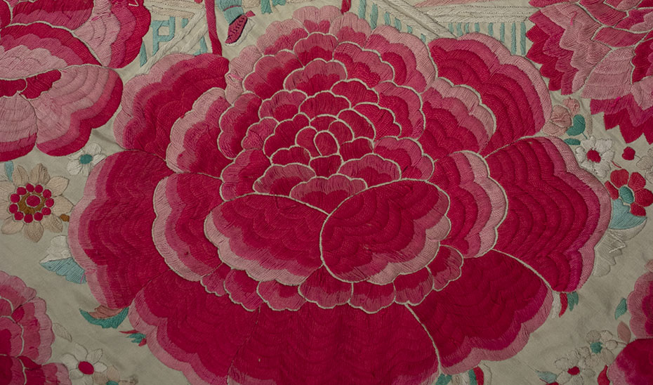 Las rosas son un ejemplo de adaptación del bordado de los mantones a los gustos españoles. (Foto: Archivo del Museo de Artes y Costumbres Populares de Sevilla)