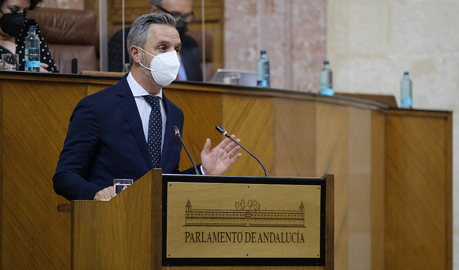 El consejero Juan Bravo durante su intervención en el pleno del Parlamento de Andalucía.