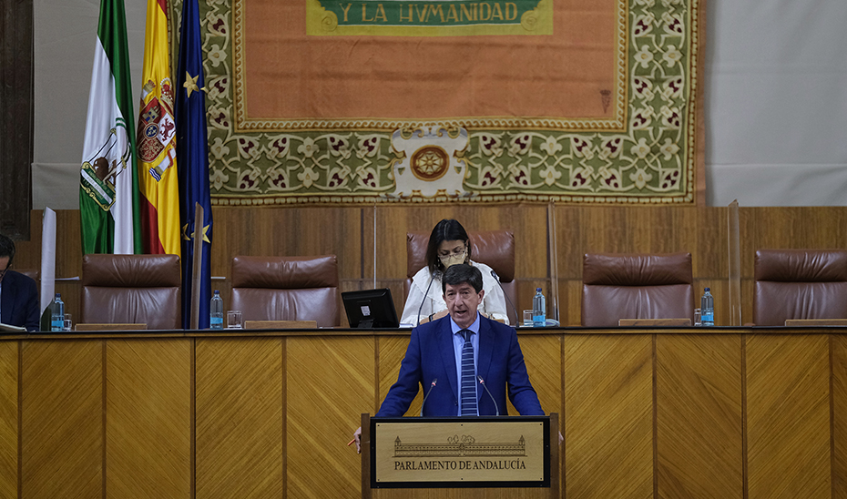 El vicepresidente y consejero de Turismo, Juan Marín, interviniendo este miércoles en el Pleno del Parlamento desde la tribuna de oradores.