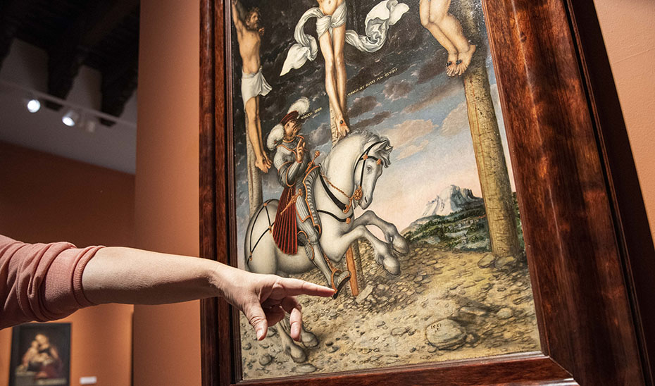 Lucas Cranach rubricó su obra 'El Calvario' con un dragoncillo alado que sostiene un anillo con una piedra engastada.