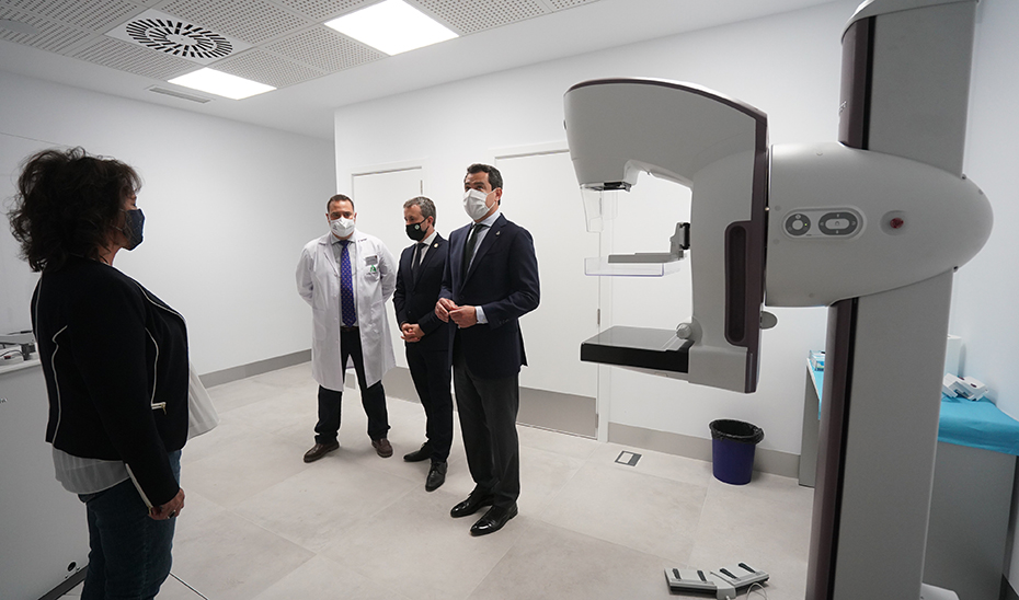 Juanma Moreno visita las nuevas instalaciones del servicio de Urgencias del centro de salud Bulevar.