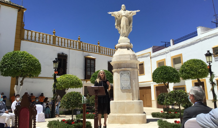 La consejera Patricia del Pozo presenta la restauración de la escultura del Sagrado Corazón de La Roda de Andalucía.