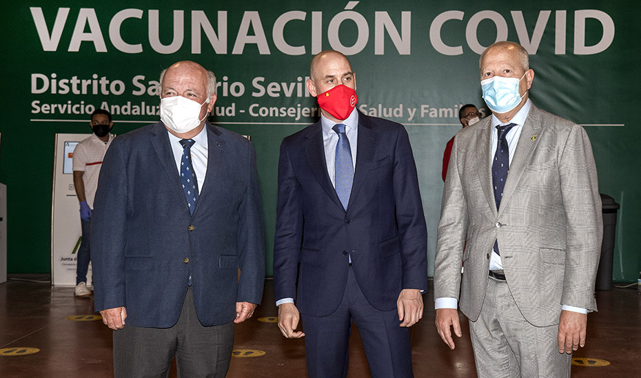 Los consejeros de Educación y de Salud, Javier Imbroda y Jesús Aguirre, respectivamente, acompañados del presidente de la Real Federación Española de Fútbol, Luis Rubiales.