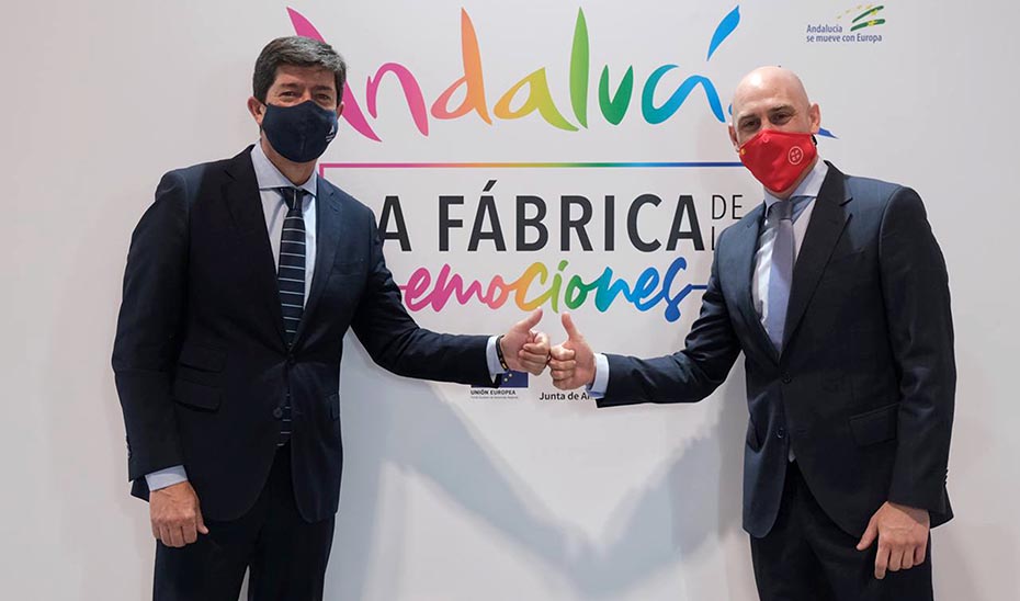 El consejero de Turismo, Juan Marín, y el presidente de la RFEF, Luis Rubiales, en Fitur.