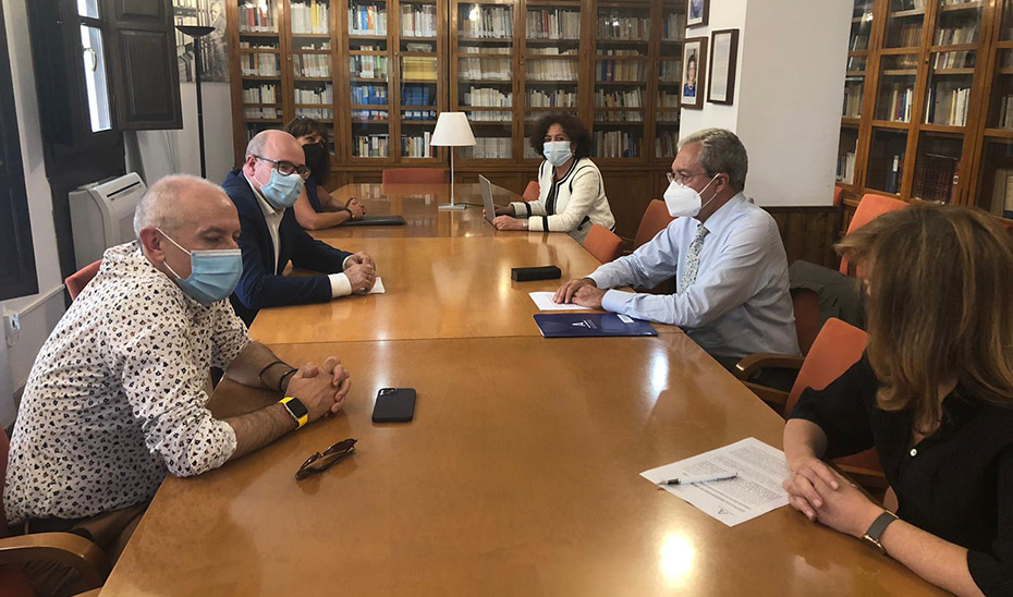 Un momento de la reunión del consejero de Transformación Económica, Rogelio Velasco, y la rectora de la Universidad de Granada, Pilar Aranda.