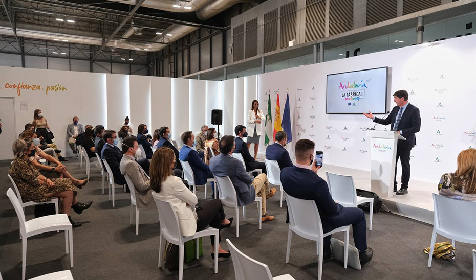 El vicepresidente y consejero de Turismo, Juan Marín, detallando los proyectos provinciales.