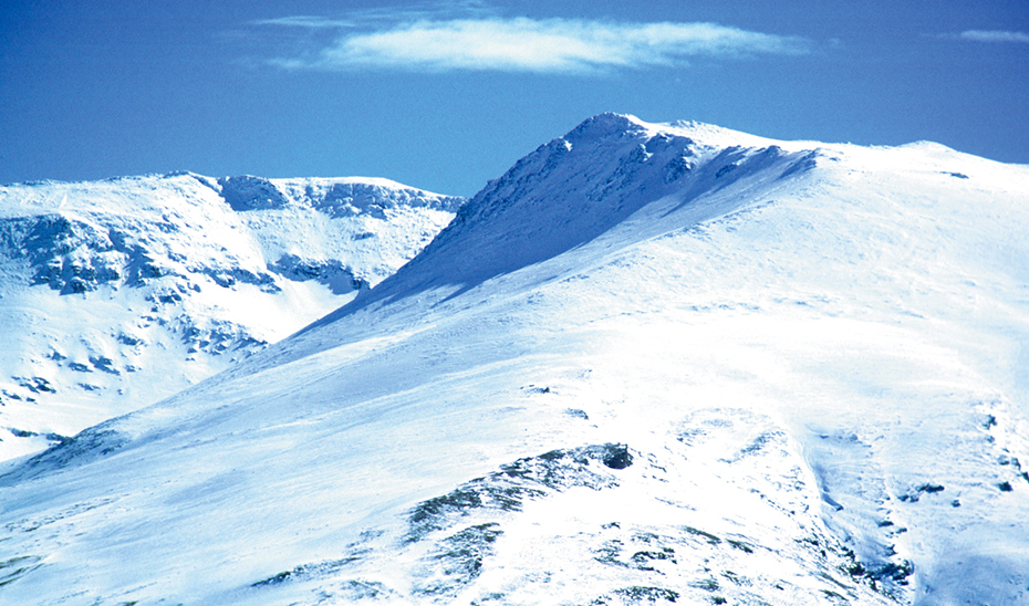 Cumbres nevadas de la Sierra Nevada granadina.