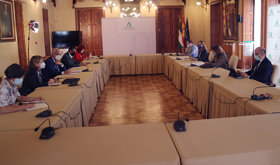 La consejera Carmen Crespo, en un momento de la reunión con los regantes.