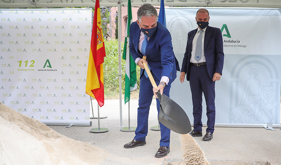 El consejero de la Presidencia, Elías Bendodo, asistió en Benahavís al acto de colocación de la primera piedra de la nueva base del GREA.
