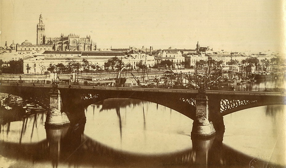 El puente de Triana sobre el río Guadalquivir, con la Catedral de Sevilla al fondo.