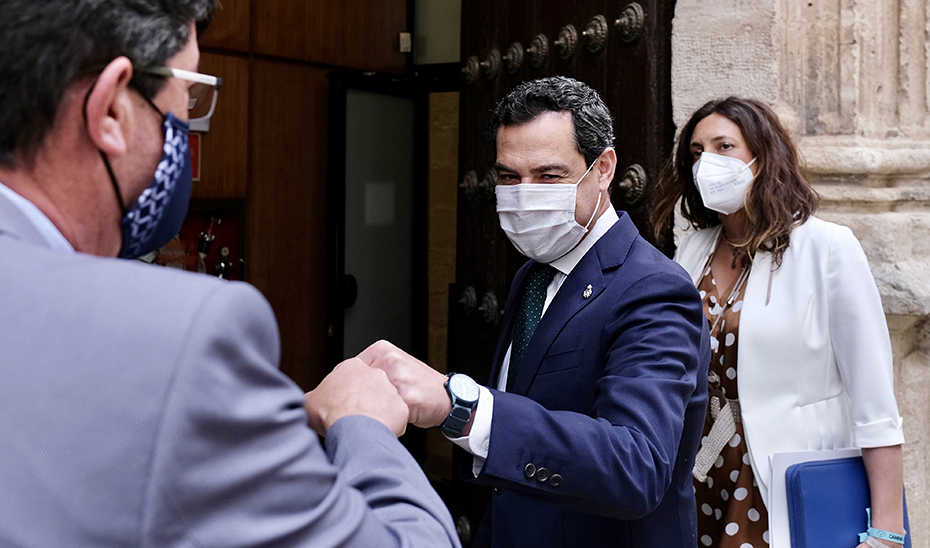 Juanma Moreno saluda a Juan Marín a su llegada al Parlamento de Andalucía.