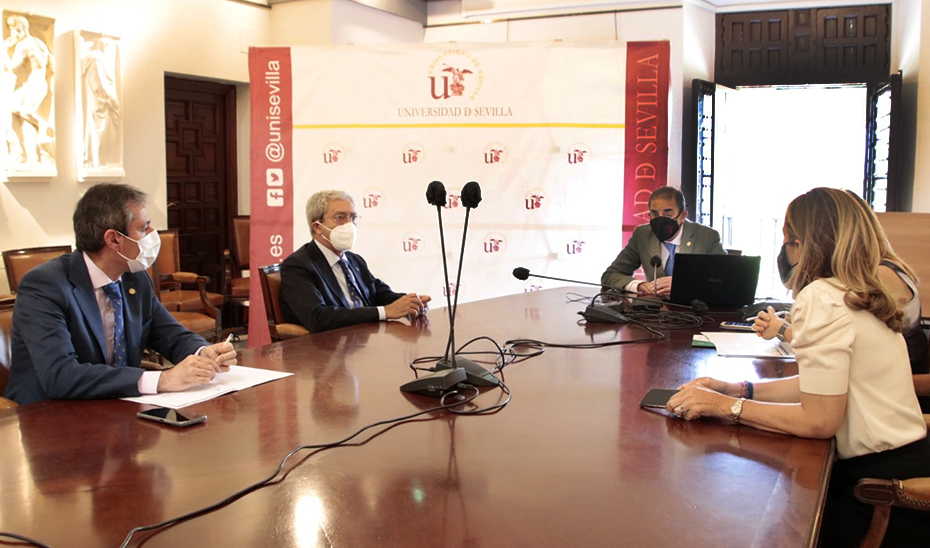 El consejero Rogelio Velasco, durante la reunión mantenida con el rector Miguel Ángel Castro.