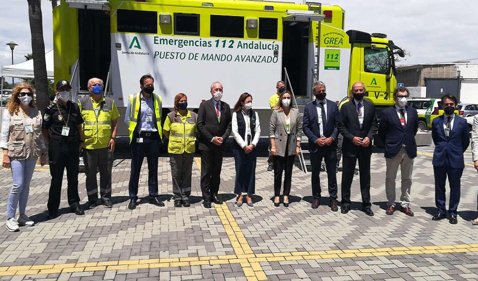 La consejera de Fomento, junto con la delegada de la Junta en Málaga, en el simulacro.