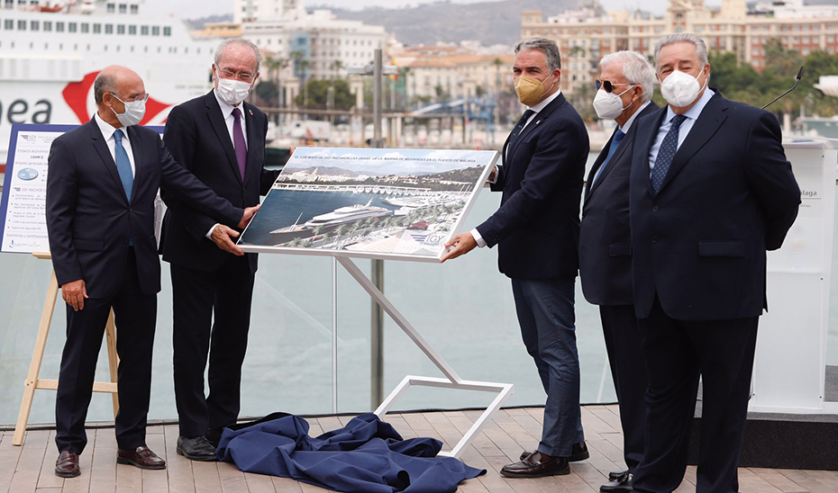 El consejero de la Presidencia, Administración Pública e Interior, Elías Bendodo, durante su visita al puerto de Málaga.